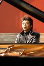 1997年,郎朗留学美国费城柯蒂斯音乐学院。 1997年,郎朗留学美国费城柯蒂斯音乐学院。