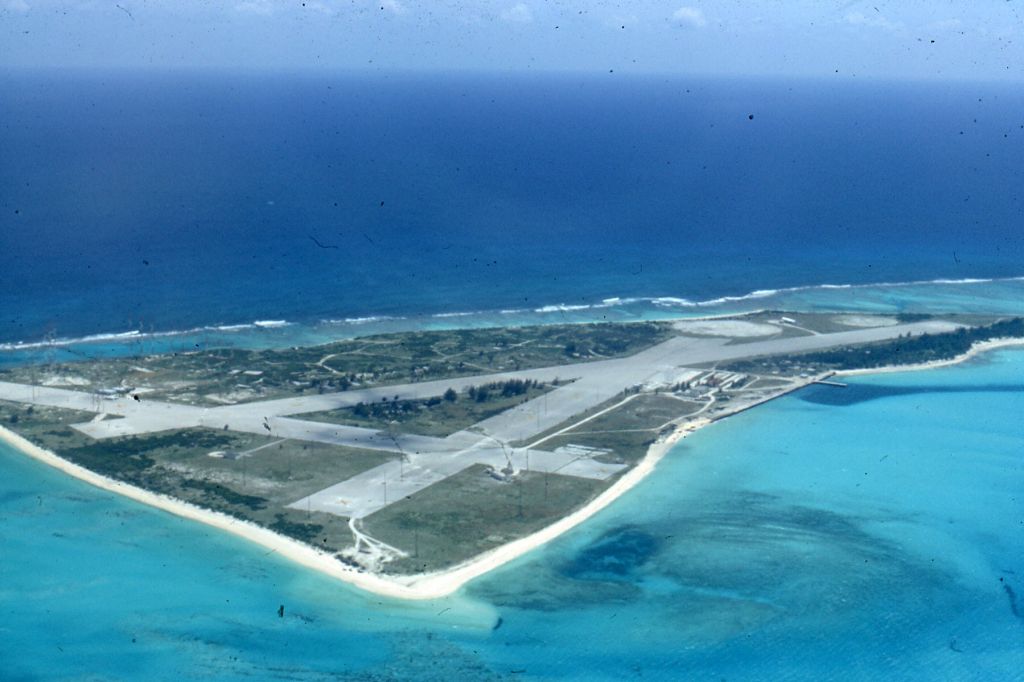 (  midway islands )是最接近日本本土的美国军事基地,又位于夏威夷和